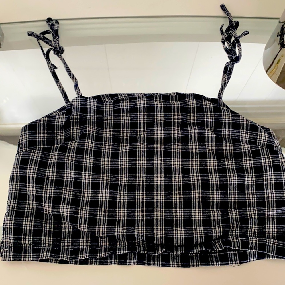 Beautiful Plaid Crop Top!🔵⚫️🔵⚫️